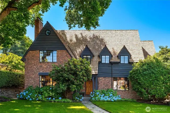 Beautifully sited on a corner double lot. Beautifully sited on a corner double lot.