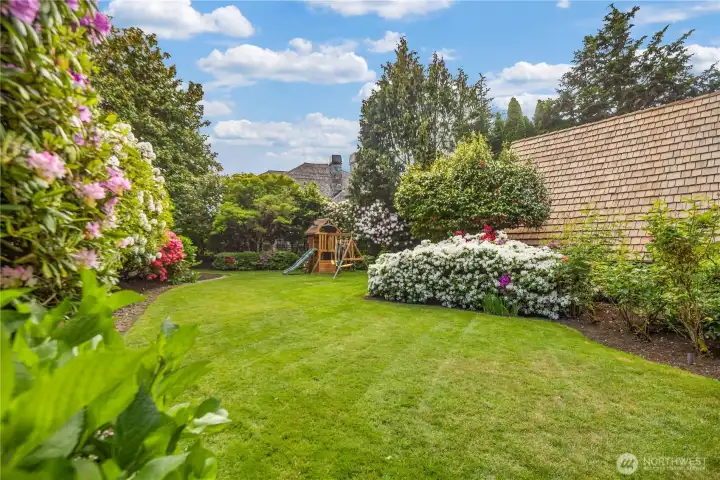 Large, flat garden in the back. Large, flat garden in the back.