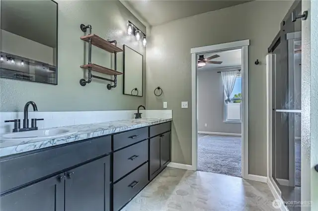 primary bath w walk in shower