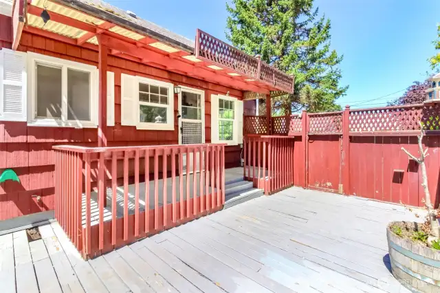 Deck off dining!