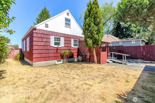 Spacious backyard -