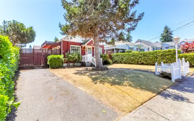 Driveway parking in addition to garage parking - ample parking!!