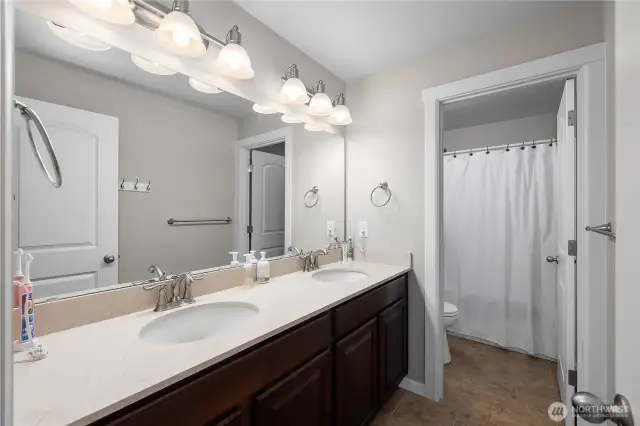 Double sink in 2nd full bath