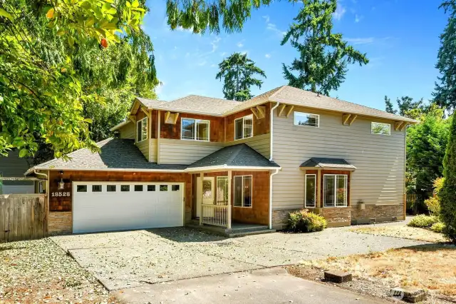 Living made easy in Shoreline! Minutes to downtown Seattle and Edmonds, beaches, trails, top schools, malls, parks and restaurants, but nestled at the end of a private dead-end street.