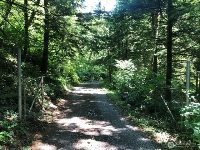 Entrance to dead end drive- off primary community road.