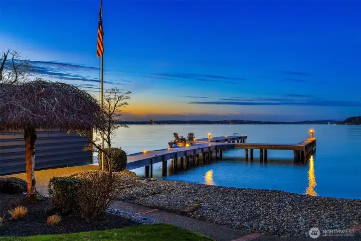 Get ready to entertain on the water & dine on the dock, big enough for a 30-foot table, with the glittering skylines of Seattle and Bellevue as your backdrop.