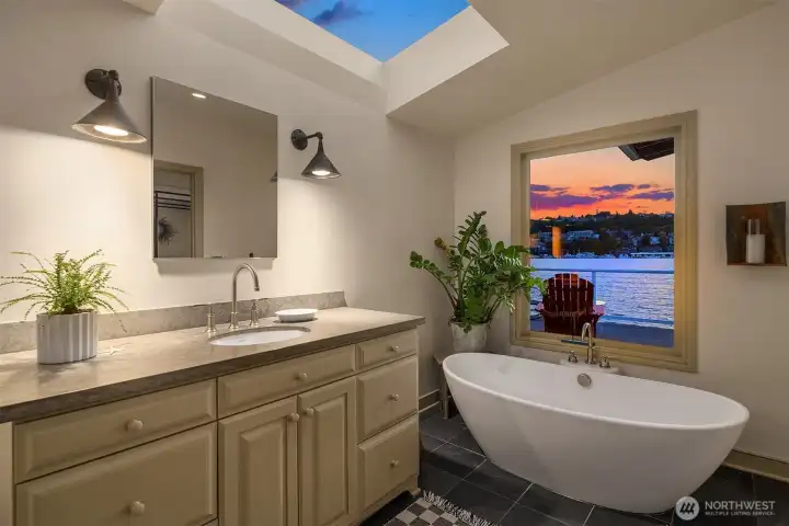 Primary bathroom, bathtub with a view!