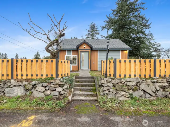 Stylish fully fenced