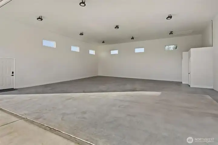 RV Garage: 40x40 with Half Bath. (Storage Cabinets Not Shown)