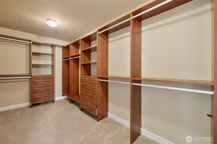 Master Bedroom Walkin Closet