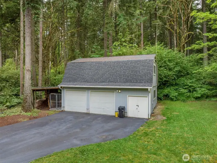 You can see the additional firewood and covered storage area here, and the dog kennel