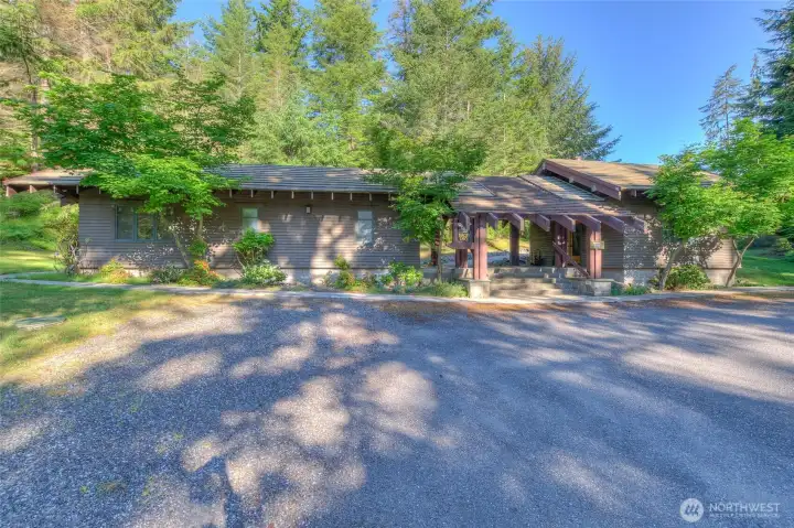 Community meeting area with restrooms and laundry facilities to use during construction.