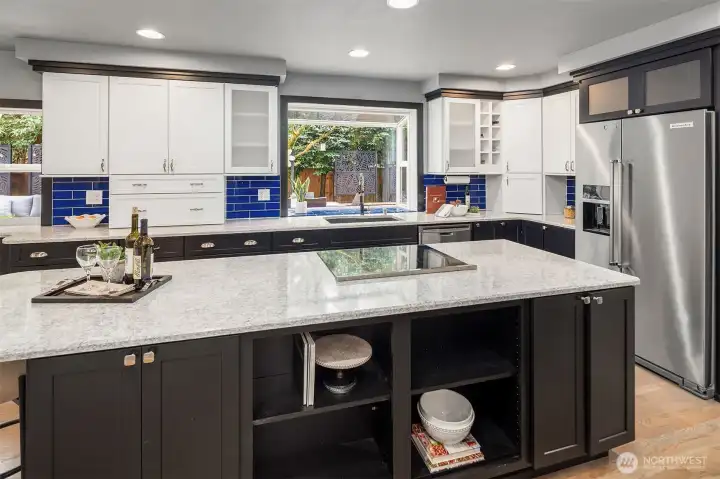 Huge island perfect for entertaining!