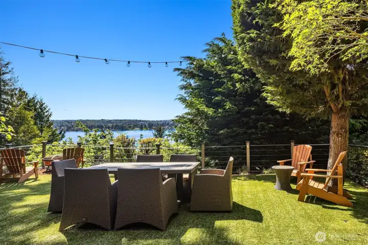 Gather, dine, and unwind with Lake Washington stretching out before you—an effortless outdoor setting designed for long evenings, conversation, and sunset views.