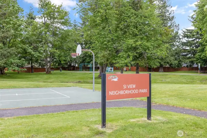 Walking distance to Si View Community park.