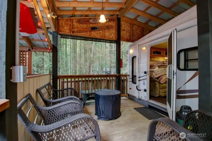Covered entrance area to trailer