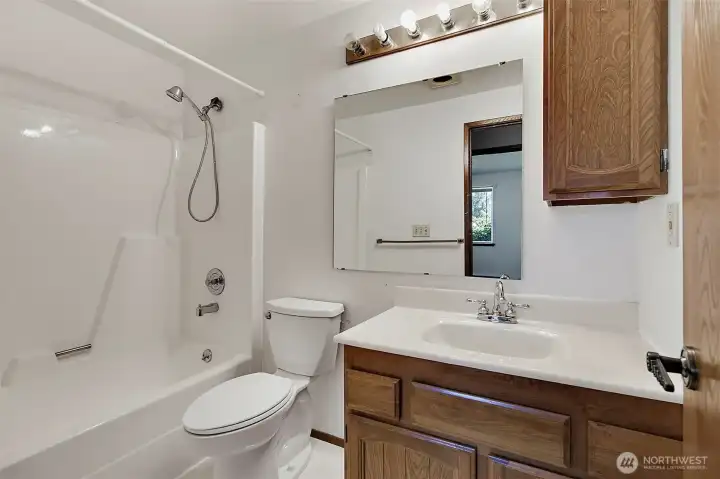 Guest Bathroom with Tub