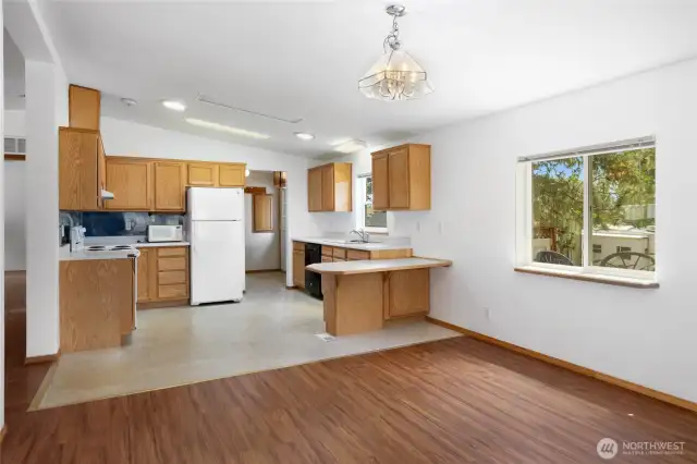 Great layout with eating bar