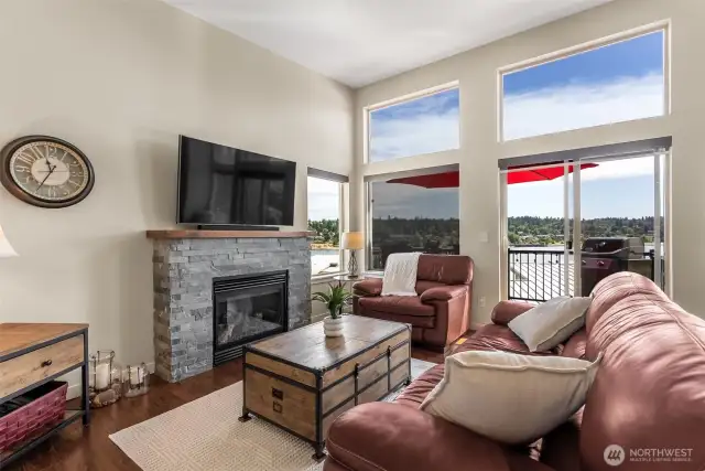 Livingroom with view of the Sound