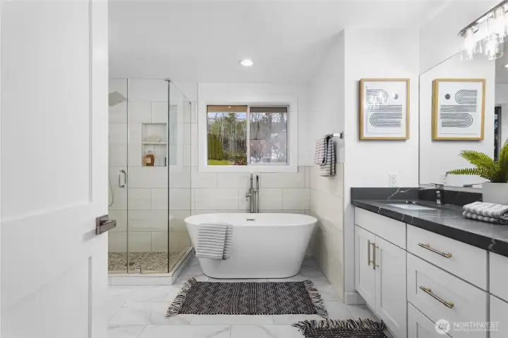 Primary bath w/ soaking tub & stand up shower