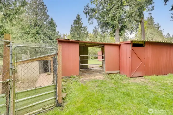 Covered stall & 5-ton capacity hay barn.