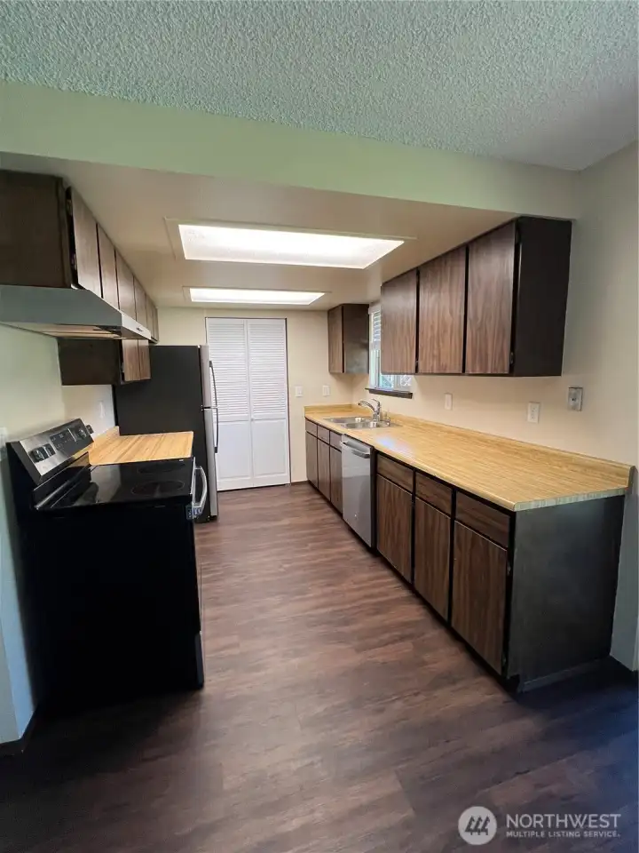 1523 Kitchen w New SS Appliances