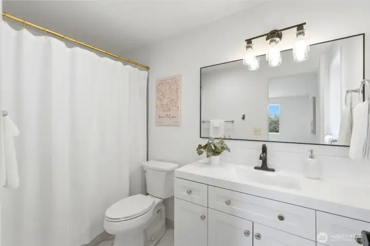 Full bath in the primary bedroom.