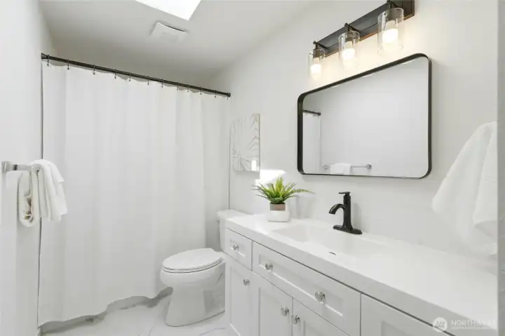 Full bath on the upper level.