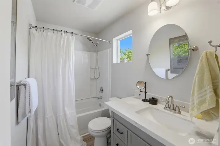 Full bathroom on 2nd floor