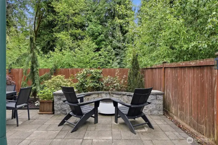 At buyer’s option, the luxury BREEO wood-burning fire pit and outdoor dining table may remain with the home for an effortless outdoor lifestyle.