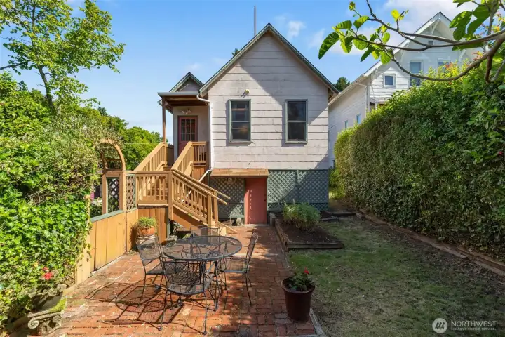 Spacious & private backyard