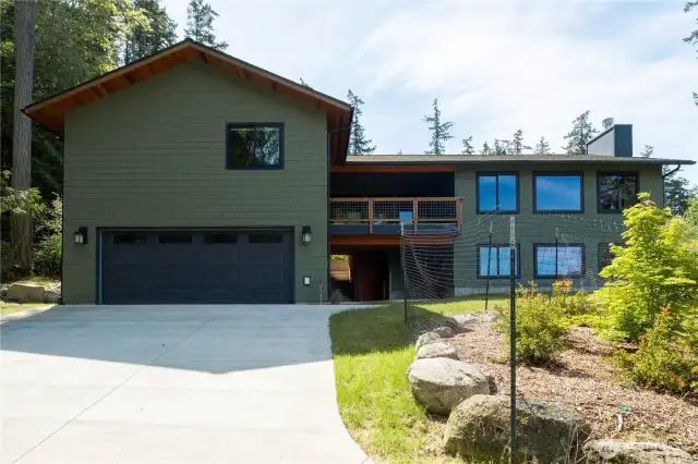 Spacious driveway.