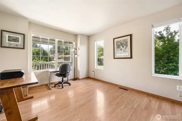 This living room brings the charm without trying too hard with laminate floors that handle real life like a pro, and windows so generous you’ll wonder why your vitamin D levels are suddenly thriving.