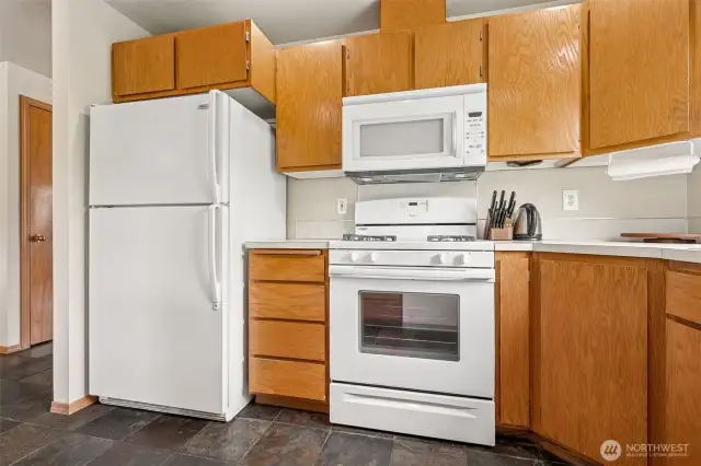 Trend alert: flat-front cabinets are back, and they're not just for design magazines anymore. Add knobs, pulls, or nothing at all. With the included fridge, gas range, and microwave/vent combo, this kitchen is ready for action and upgrades on your terms.