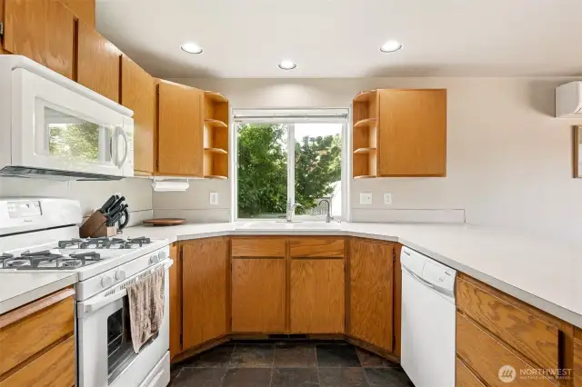Classic oak, crisp white appliances that are all included and a gas range that knows how to show up. Bonus: two sweet sunny shelves for your plant babies or fav mug collection!