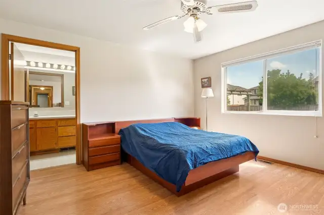 The vibes: calm, clean, and low-maintenance. Laminate floors, a ceiling fan and forced-air heat. The view? Backyard bliss. The door? Straight to your private bathroom like it should be.
