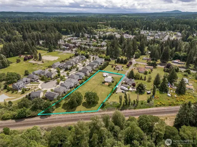 Long lot lines for days, trees surrounding the area, and all the essentials just minutes away. It’s the rare combo of “close to Costco” and “miles-from-nowhere” vibes you didn’t know you needed.
