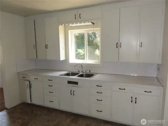 Huge kitchen. Plenty of cabinets and counterspace.