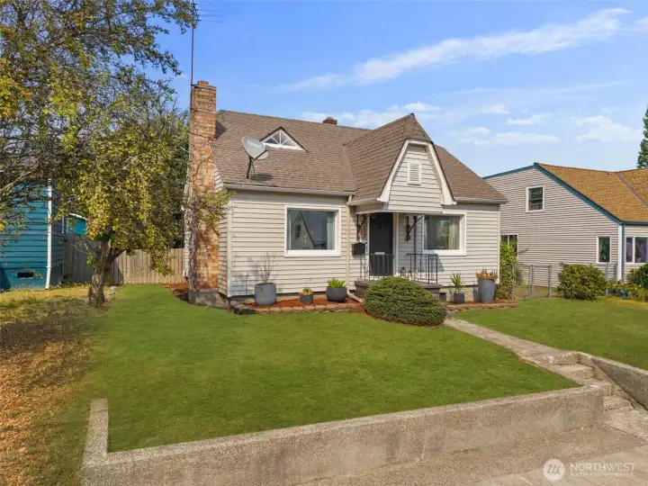 A classic cottage profile meets modern updates—perfect curb appeal for buyers who want character without the maintenance headaches.