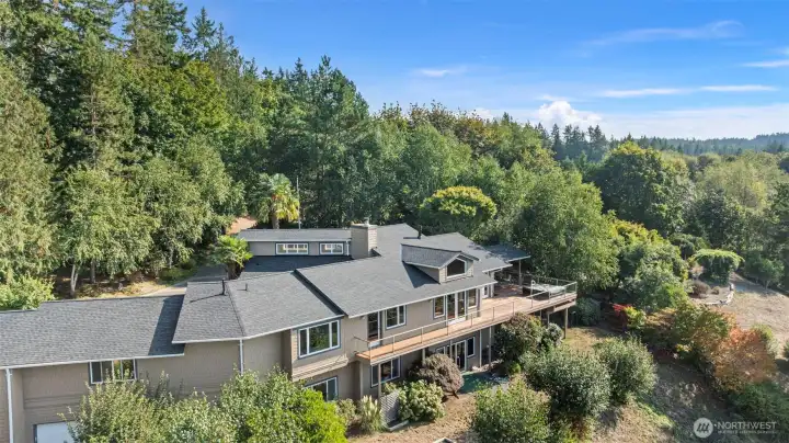 Beautifully positioned on the lot for the secluded feeling and the view.
