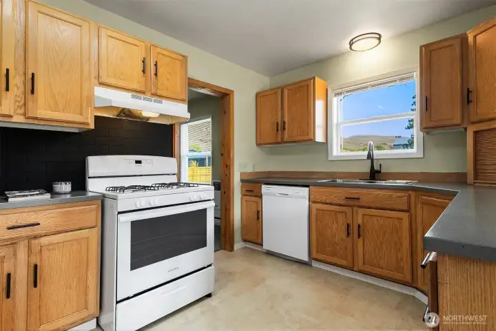 Brand new propane range & electric oven