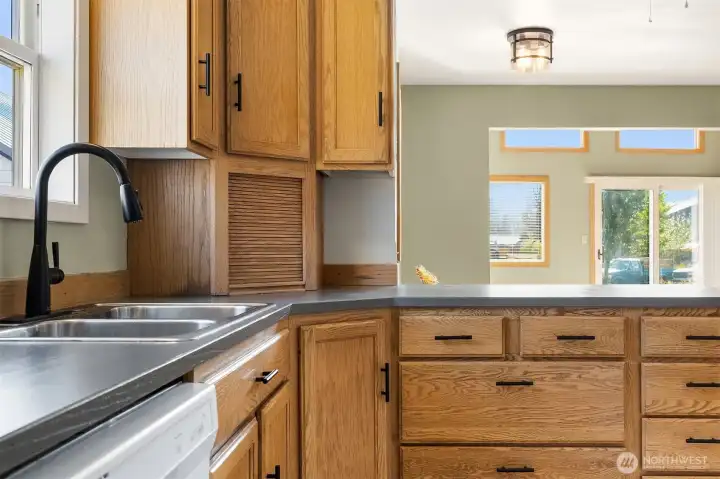 Built in appliance garage to hide clutter !