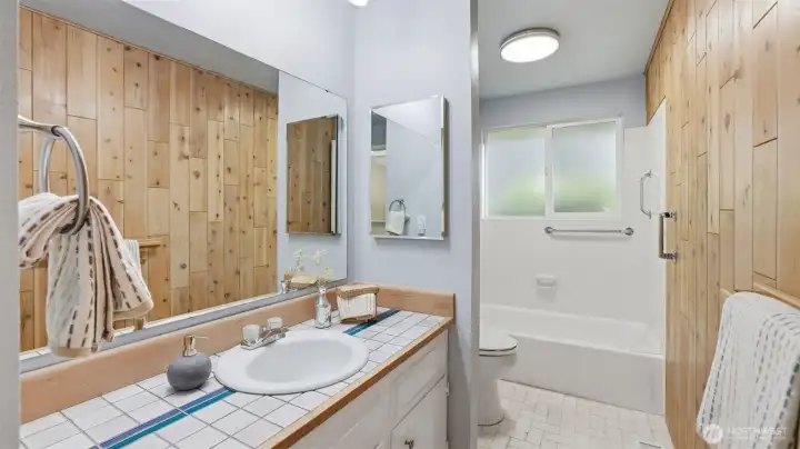 A fresh and inviting guest bath for everyday use & comfort