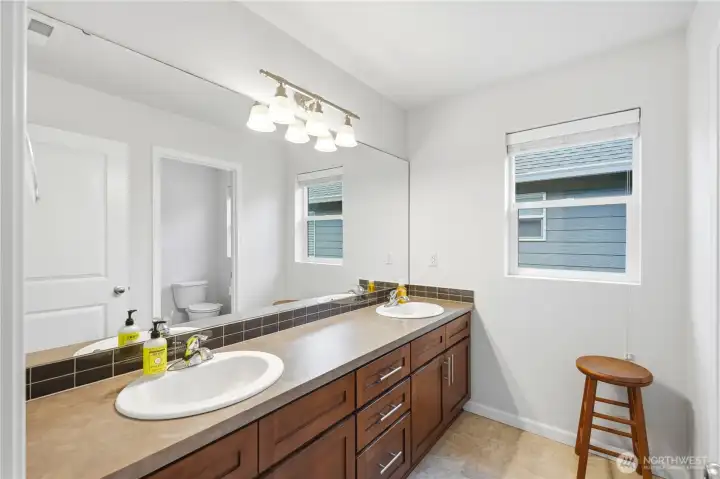 Upstairs Full Bathroom