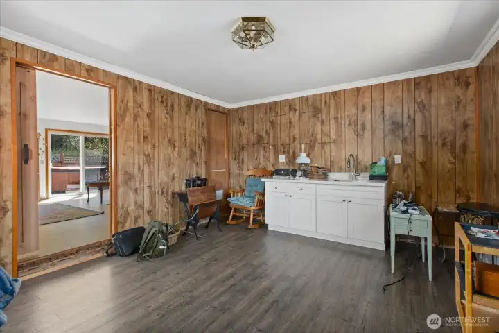 Bonus/rec room w/ wet bar