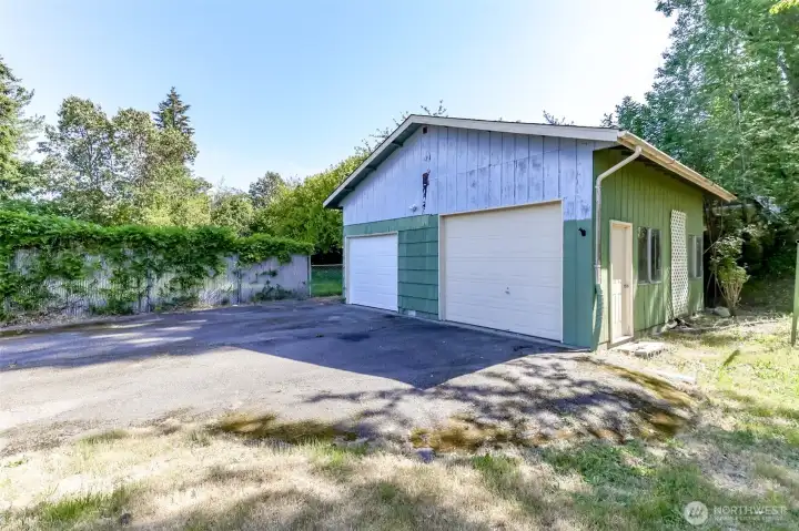 Huge garage/shop!