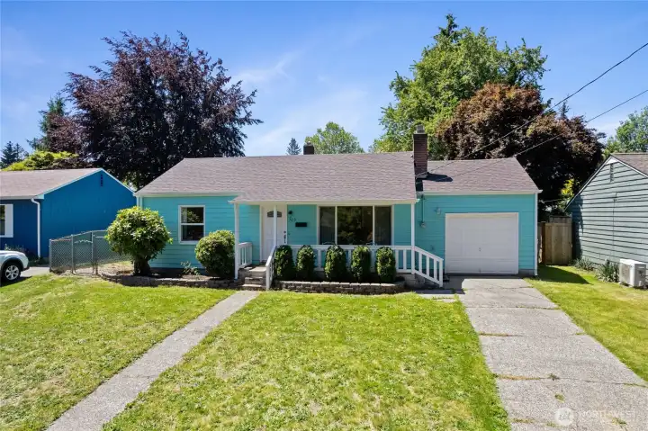 PARKING : Driveway, Street side and a one car garage