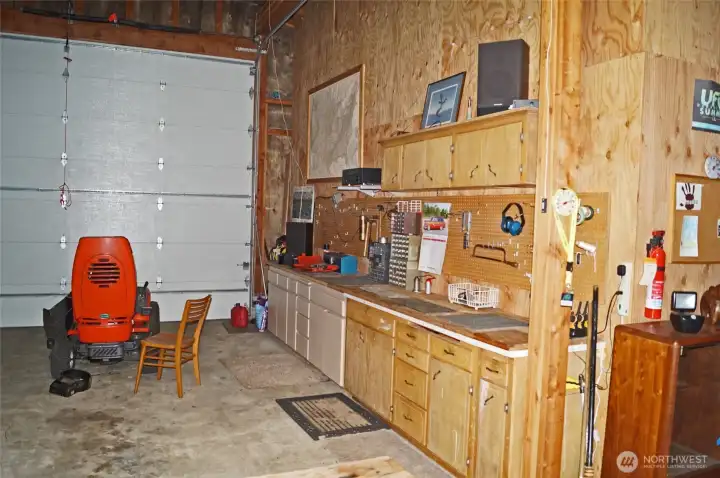 Lots of bench and garage space! Lots of bench and garage space!
