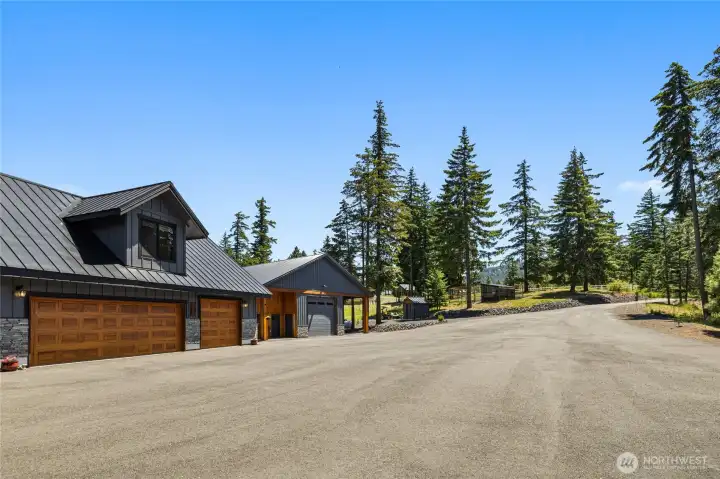 SO much parking in the fully paved driveway.