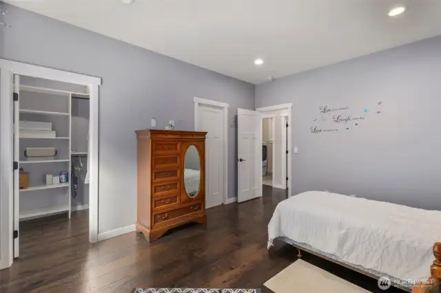 Guest Ensuite w/ Walk In Closet~